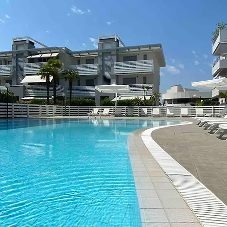 Luxury Centre. Pool. Beach And Shopping