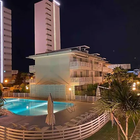 Luxury Centre. Pool. Beach And Shopping * リド・ディ・イエゾロ